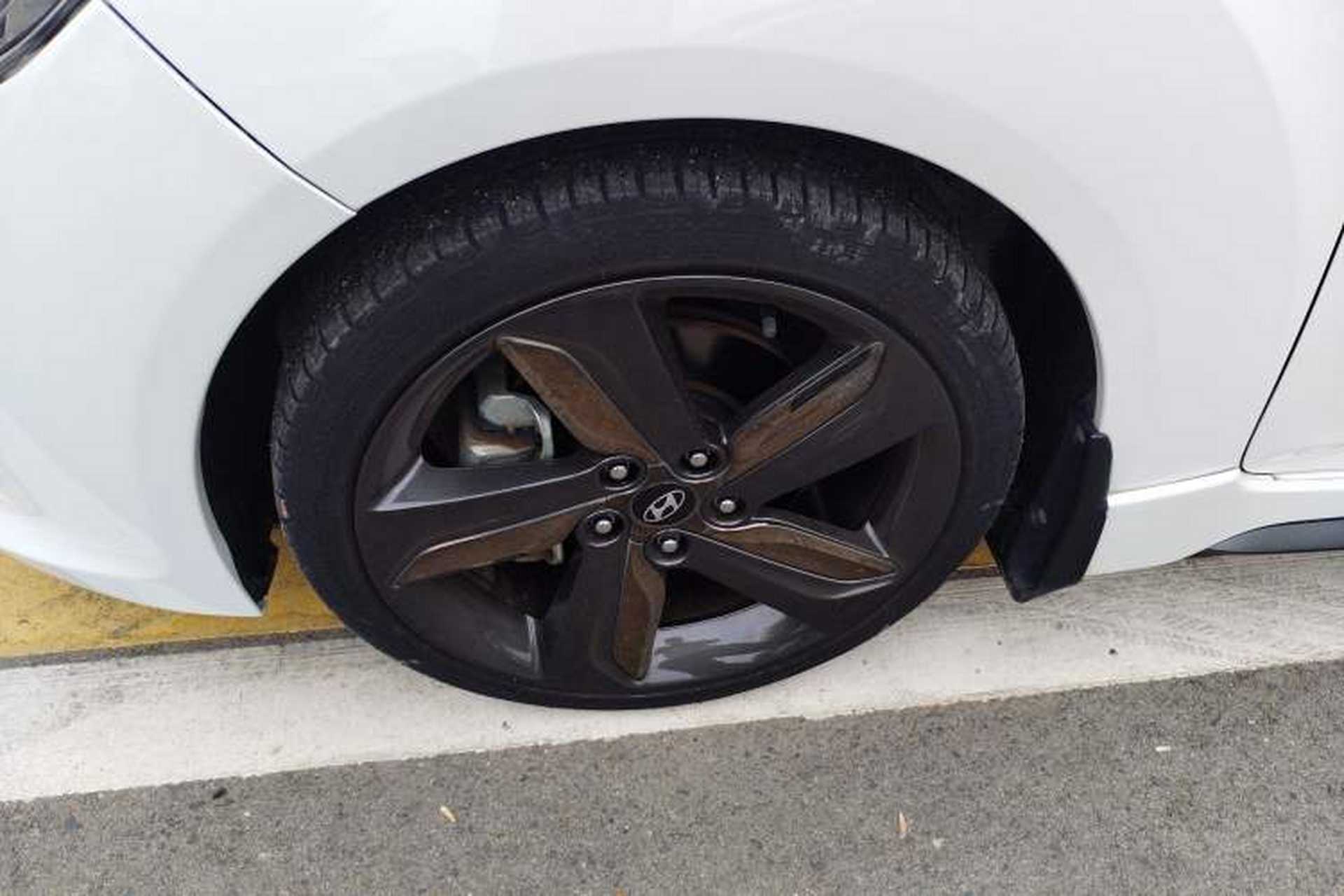 Used Hyundai Veloster 2012 1.6T Automatic Luxury Edition Left Front Wheel Hub