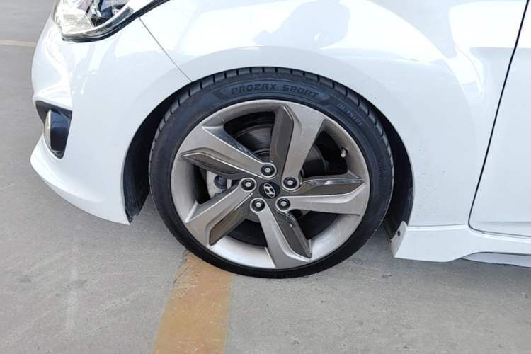 Used Hyundai Veloster 2012 1.6T Automatic Luxury Edition Left Front Wheel Hub