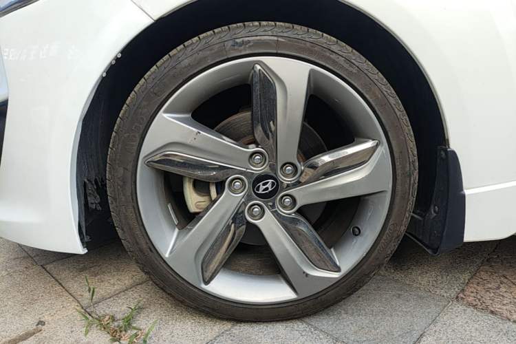 Used Hyundai Veloster 2012 1.6T Automatic Luxury Edition Left Front Wheel Hub