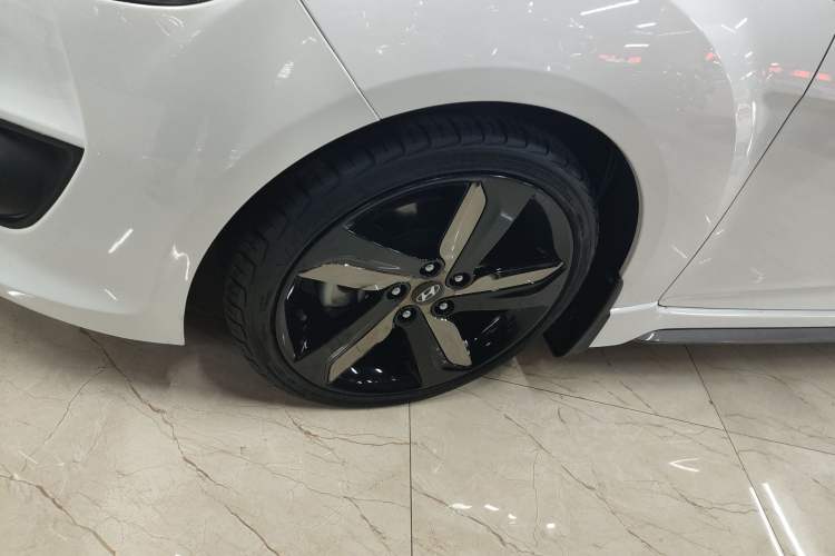Used Hyundai Veloster 2012 1.6T Automatic Luxury Edition Left Front Wheel Hub