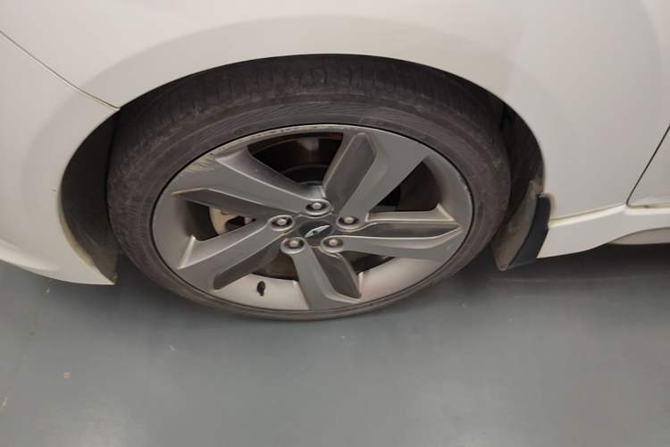 Used Hyundai Veloster 2012 1.6T Automatic Luxury Edition Left Front Wheel Hub