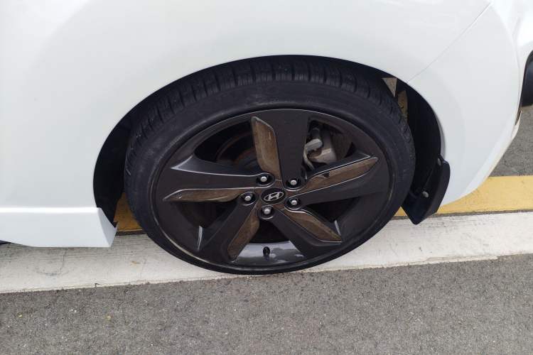 Used Hyundai Veloster 2012 1.6T Automatic Luxury Edition Left Rear Wheel Hub