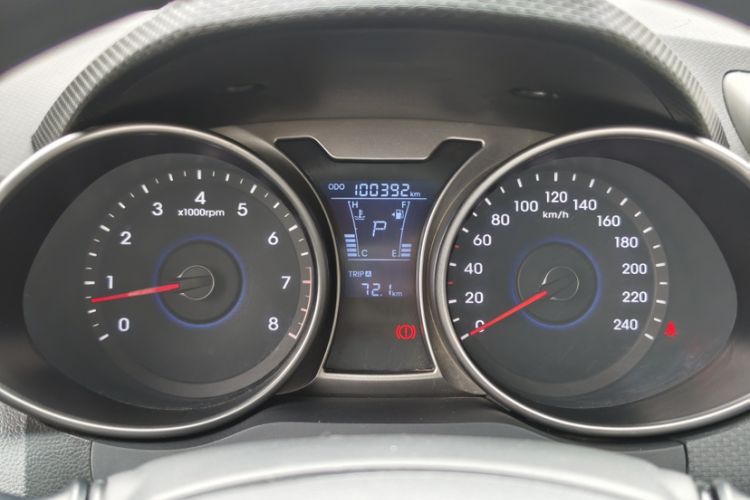 Used Hyundai Veloster 2012 1.6L Automatic Luxury Edition Odometer Close Up