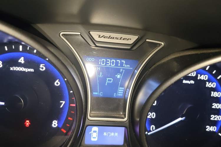 Used Hyundai Veloster 2012 1.6T Automatic Luxury Edition Odometer Close Up