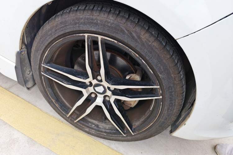 Used Hyundai Veloster 2012 1.6T Automatic Luxury Edition Right Front Wheel Hub