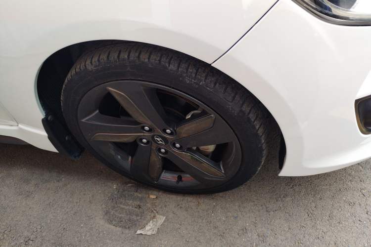 Used Hyundai Veloster 2012 1.6T Automatic Luxury Edition Right Front Wheel Hub