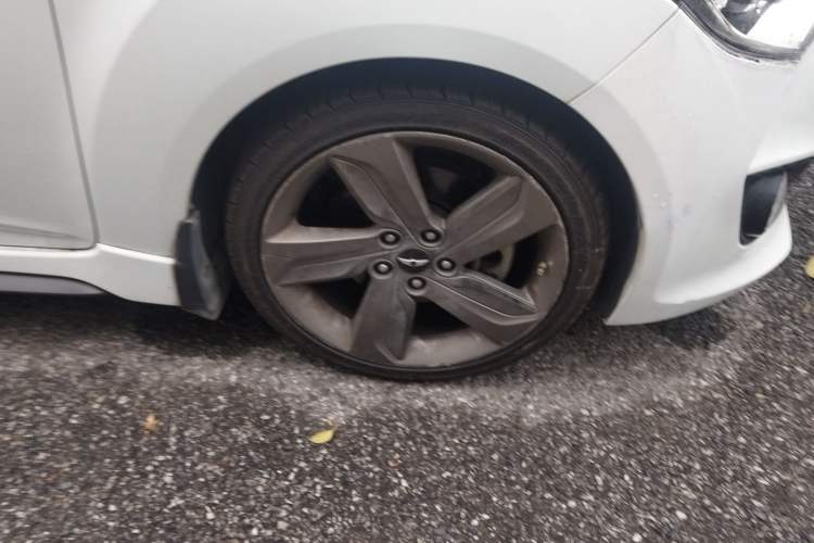 Used Hyundai Veloster 2012 1.6T Automatic Luxury Edition Right Front Wheel Hub