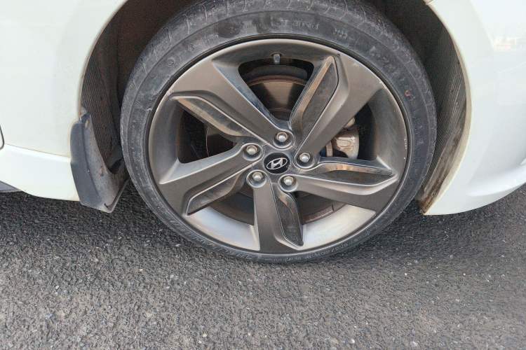 Used Hyundai Veloster 2012 1.6T Automatic Luxury Edition Right Front Wheel Hub