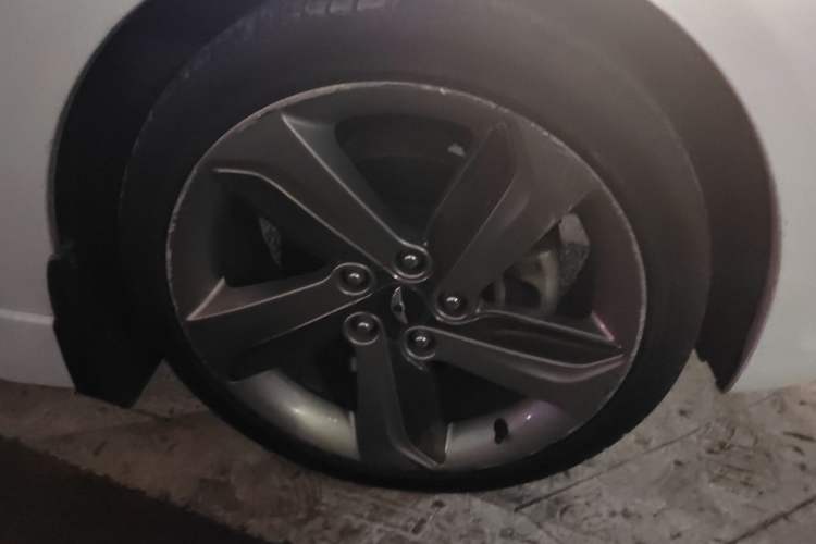 Used Hyundai Veloster 2012 1.6T Automatic Luxury Edition Right Front Wheel Hub