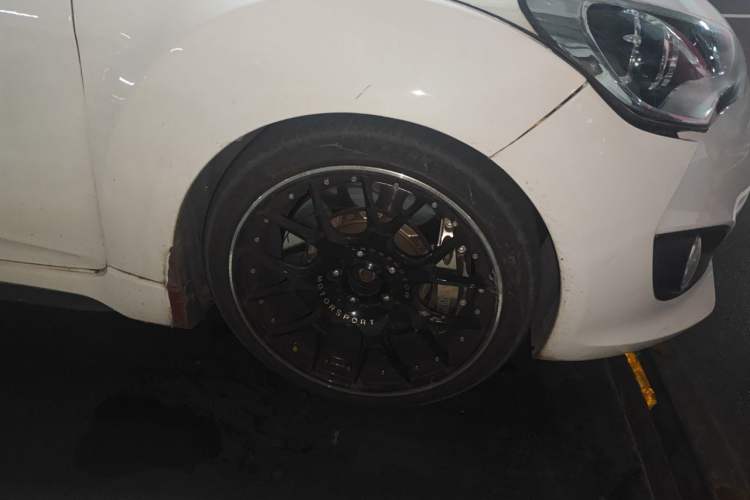 Used Hyundai Veloster 2012 1.6T Automatic Luxury Edition Right Front Wheel Hub