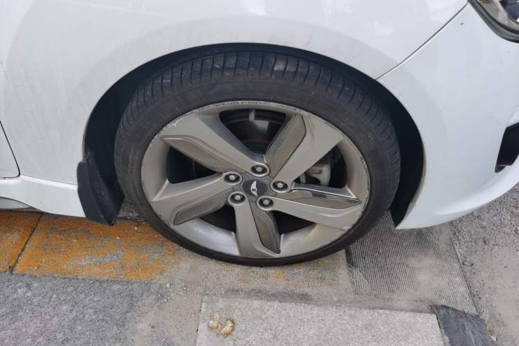 Used Hyundai Veloster 2012 1.6T Automatic Luxury Edition Right Front Wheel Hub