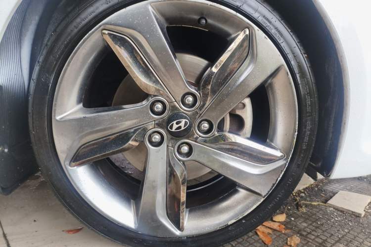 Used Hyundai Veloster 2012 1.6T Automatic Luxury Edition Right Front Wheel Hub