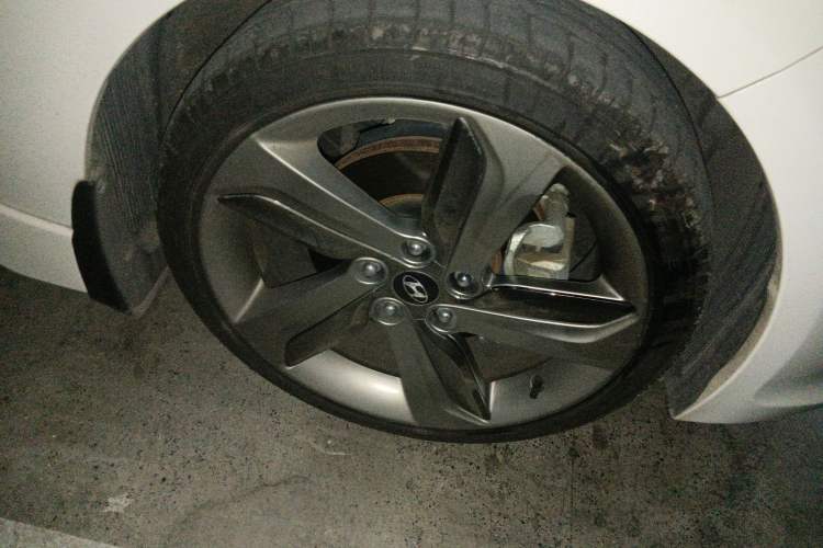 Used Hyundai Veloster 2012 1.6T Automatic Luxury Edition Right Front Wheel Hub