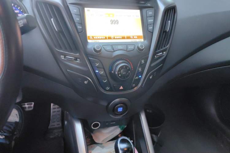 Used Hyundai Veloster 2012 1.6T Automatic Luxury Edition Audio And AC Panel