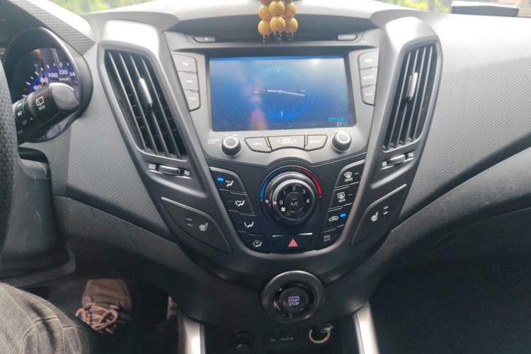 Used Hyundai Veloster 2012 1.6T Automatic Luxury Edition Audio And AC Panel