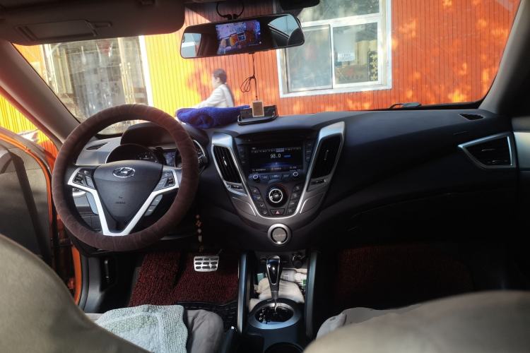 Used Hyundai Veloster 2012 1.6L Automatic Luxury Edition Center Console