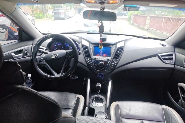 Used Hyundai Veloster 2012 1.6T Automatic Luxury Edition Center Console