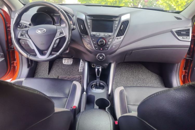 Used Hyundai Veloster 2012 1.6T Automatic Luxury Edition Center Console