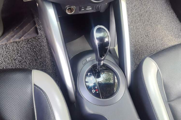 Used Hyundai Veloster 2012 1.6T Automatic Luxury Edition Gear Lever