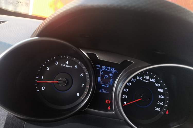 Used Hyundai Veloster 2012 1.6L Automatic Luxury Edition Odometer Close Up