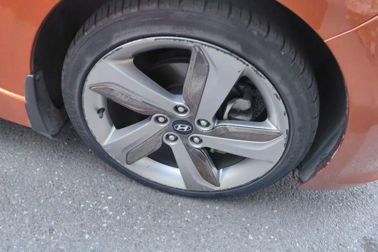 Used Hyundai Veloster 2012 1.6T Automatic Luxury Edition Right Front Wheel Hub