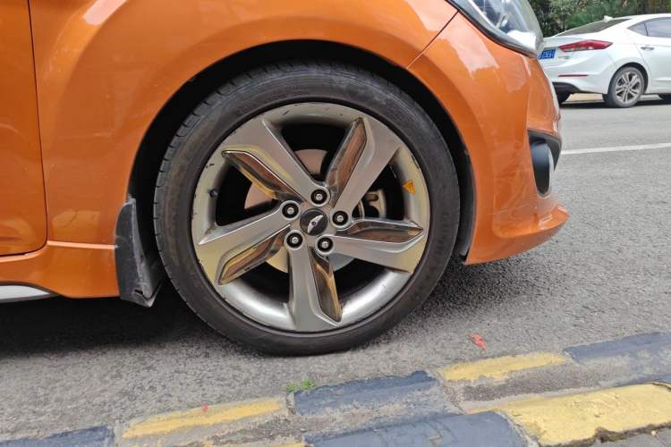 Used Hyundai Veloster 2012 1.6T Automatic Luxury Edition Right Front Wheel Hub