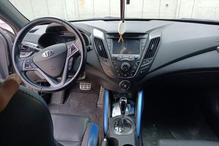 Used Hyundai Veloster 2015 1.6T Automatic Luxury Edition Center Console