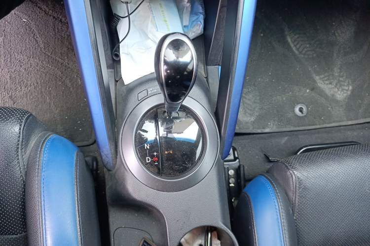 Used Hyundai Veloster 2015 1.6T Automatic Luxury Edition Gear Lever