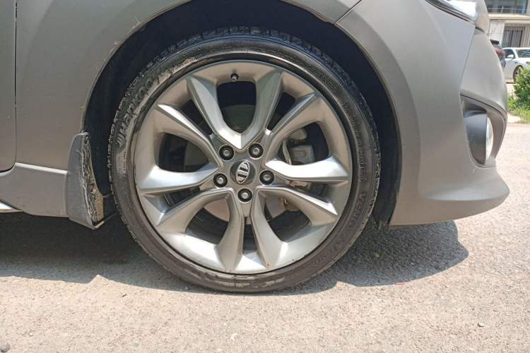 Used Hyundai Veloster 2015 1.6T Automatic Luxury Edition Right Front Wheel Hub