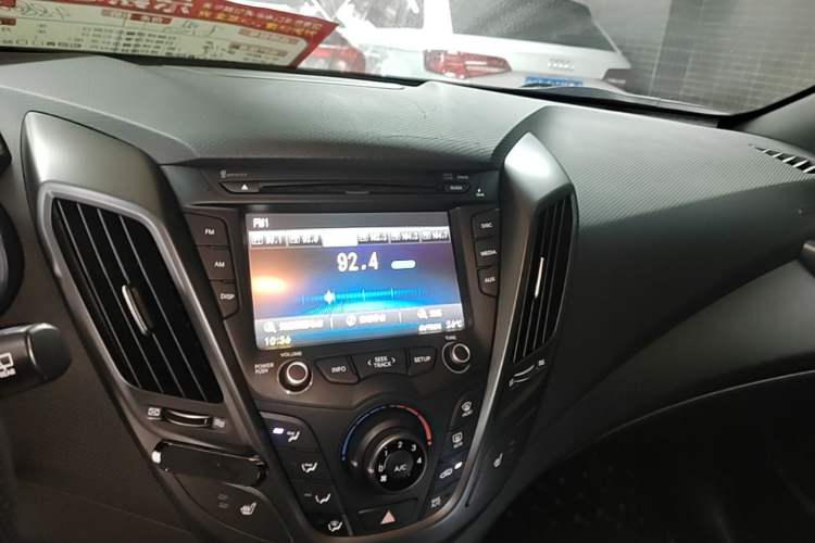 Used Hyundai Veloster 2015 1.6T Automatic Luxury Edition Audio And AC Panel