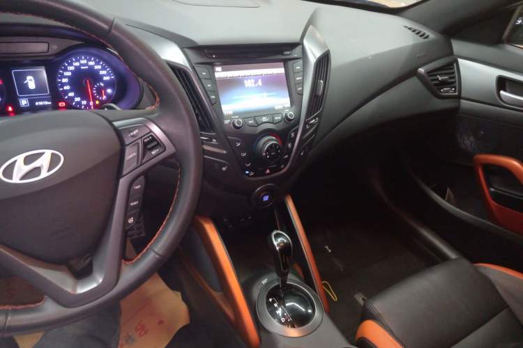 Used Hyundai Veloster 2015 1.6T Automatic Luxury Edition Audio And AC Panel