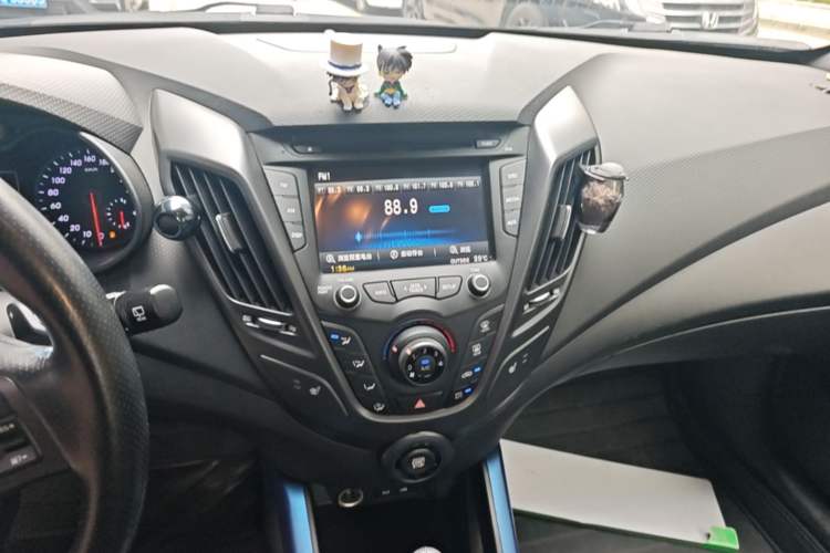 Used Hyundai Veloster 2015 1.6T Automatic Luxury Edition Audio And AC Panel