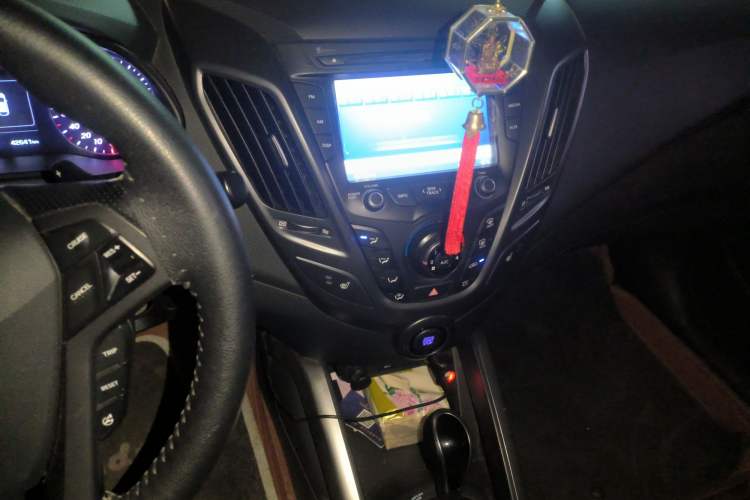 Used Hyundai Veloster 2015 1.6T Automatic Prestige Edition Audio And AC Panel