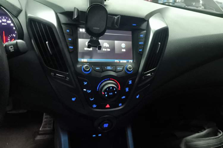 Used Hyundai Veloster 2015 1.6T Automatic Luxury Edition Audio And AC Panel