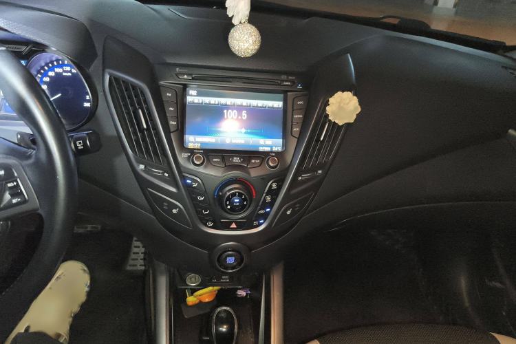 Used Hyundai Veloster 2015 1.6T Automatic Luxury Edition Audio And AC Panel