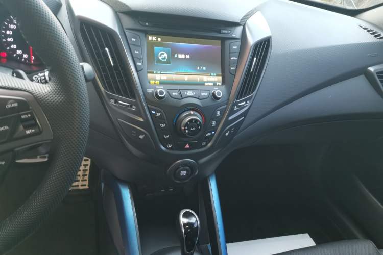 Used Hyundai Veloster 2015 1.6T Automatic Prestige Edition Audio And AC Panel