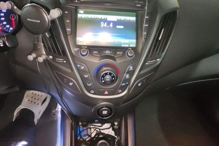 Used Hyundai Veloster 2015 1.6T Automatic Luxury Edition Audio And AC Panel
