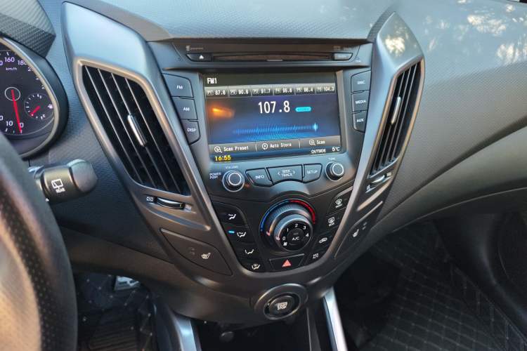 Used Hyundai Veloster 2015 1.6T Automatic Prestige Edition Audio And AC Panel