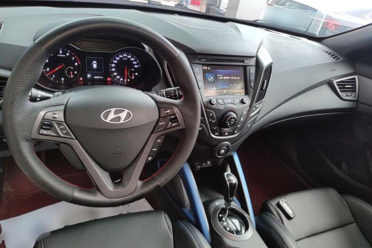 Used Hyundai Veloster 2015 1.6T Automatic Luxury Edition Center Console