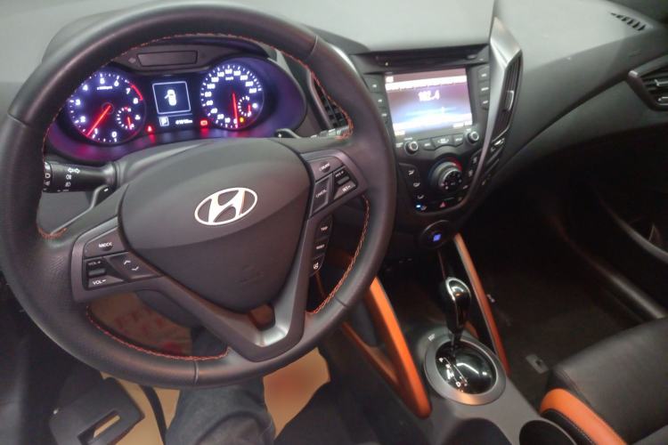 Used Hyundai Veloster 2015 1.6T Automatic Luxury Edition Center Console