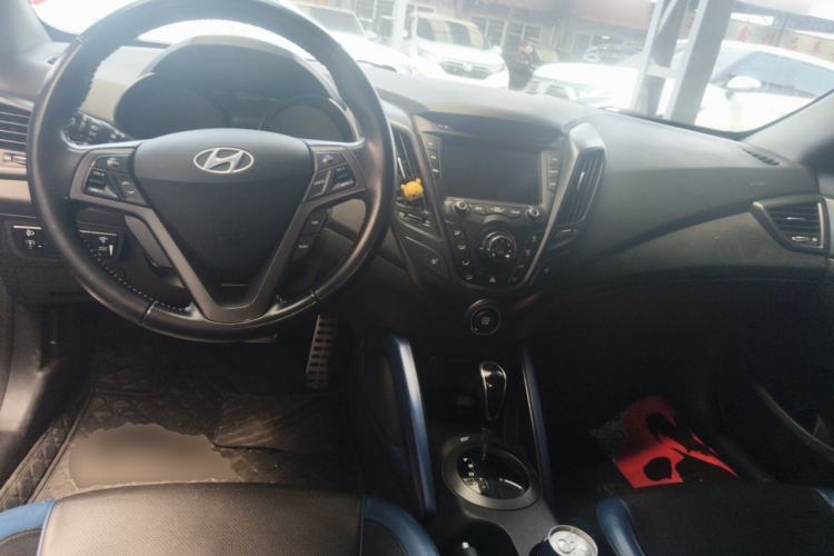 Used Hyundai Veloster 2015 1.6T Automatic Luxury Edition Center Console