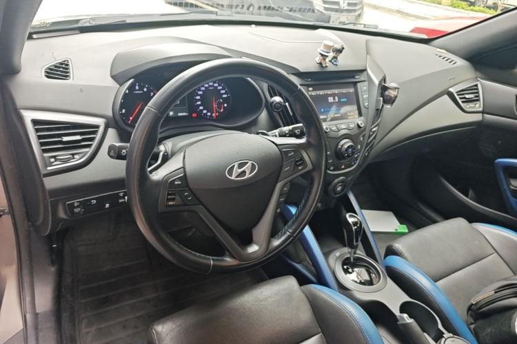 Used Hyundai Veloster 2015 1.6T Automatic Luxury Edition Center Console