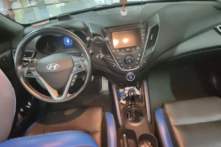 Used Hyundai Veloster 2015 1.6T Automatic Luxury Edition Center Console