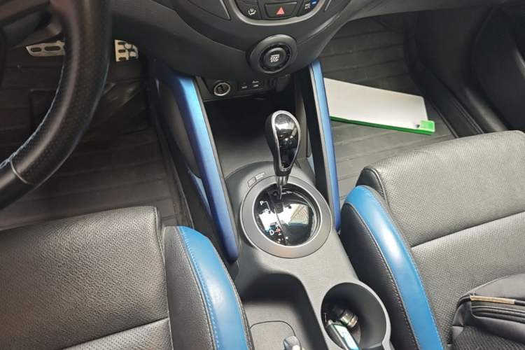 Used Hyundai Veloster 2015 1.6T Automatic Luxury Edition Gear Lever