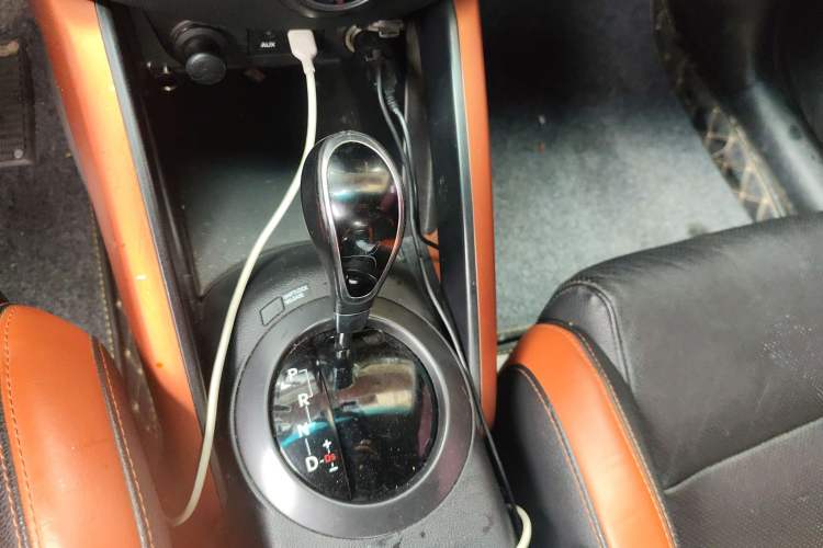 Used Hyundai Veloster 2015 1.6T Automatic Luxury Edition Gear Lever