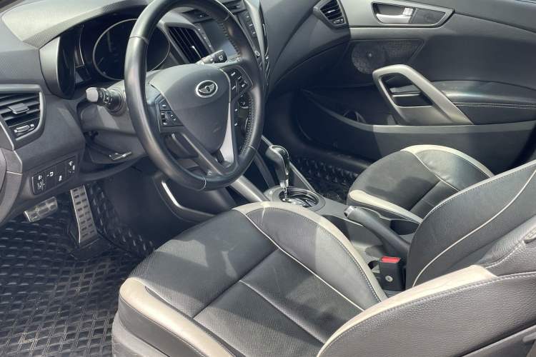 Used Hyundai Veloster 2015 1.6T Automatic Luxury Edition Interior 5
