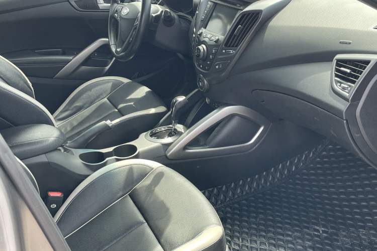 Used Hyundai Veloster 2015 1.6T Automatic Luxury Edition Interior 6