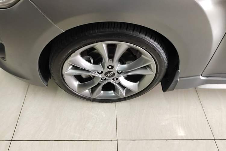 Used Hyundai Veloster 2015 1.6T Automatic Luxury Edition Left Front Wheel Hub