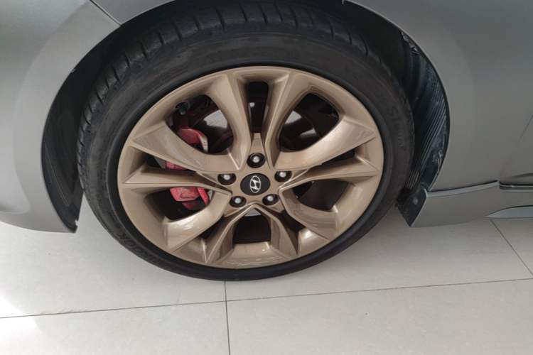 Used Hyundai Veloster 2015 1.6T Automatic Luxury Edition Left Front Wheel Hub