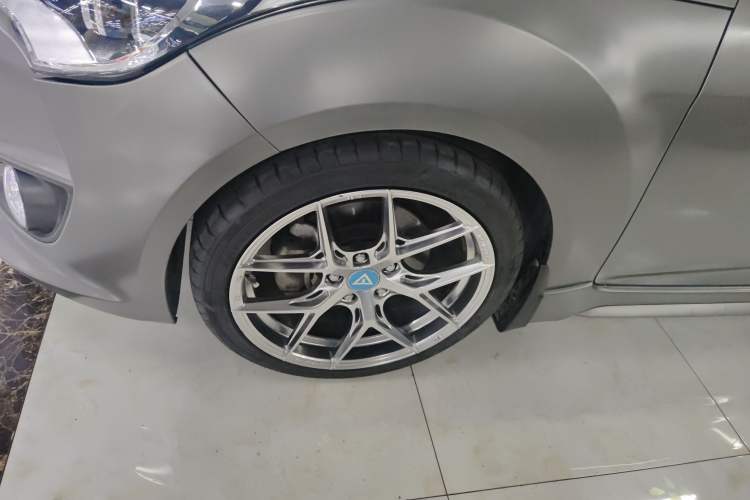 Used Hyundai Veloster 2015 1.6T Automatic Luxury Edition Left Front Wheel Hub